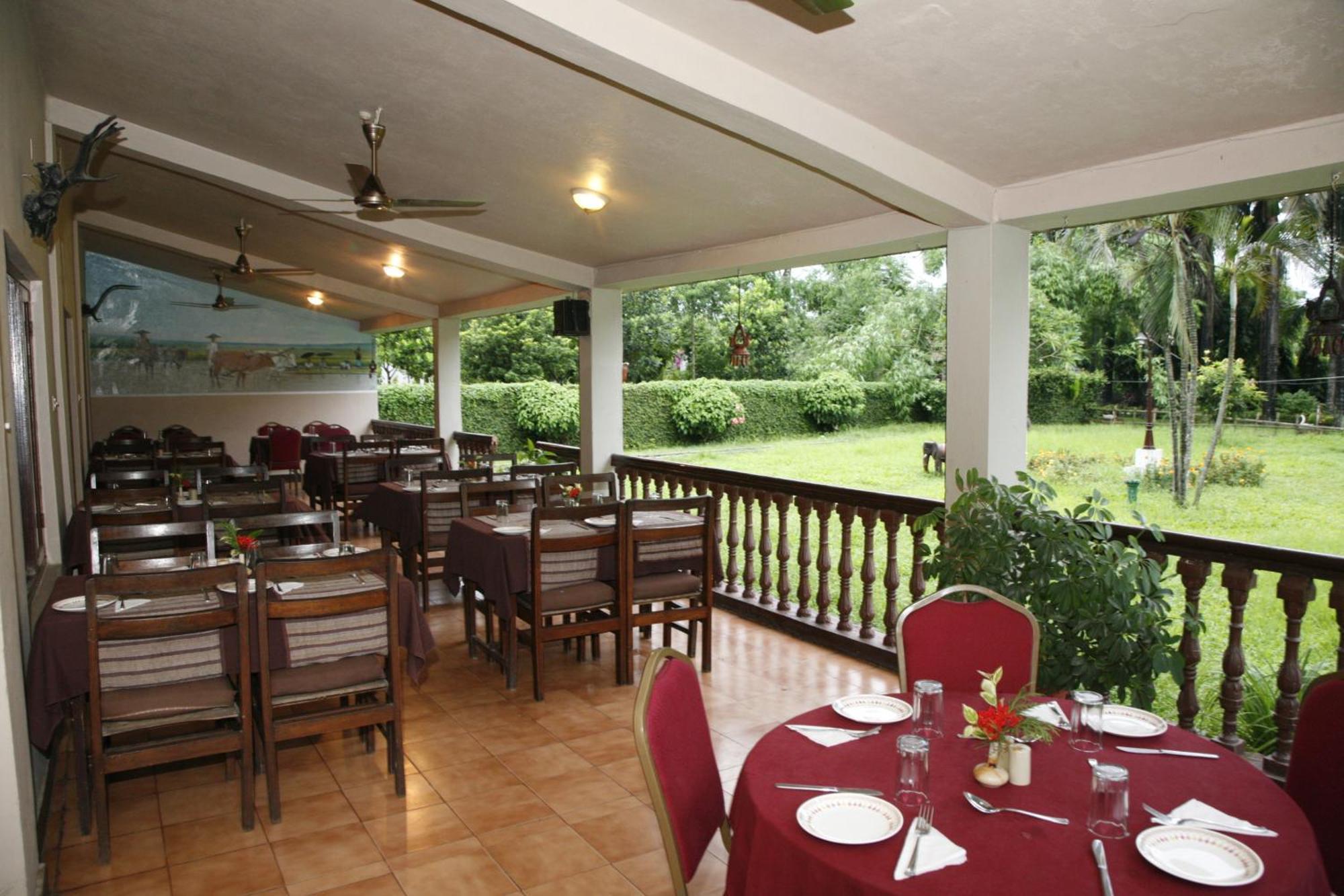 Chitwan Paradise Hotel Sauraha Εξωτερικό φωτογραφία