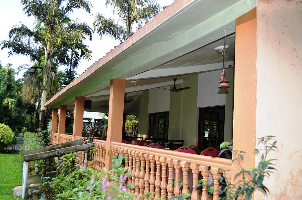Chitwan Paradise Hotel Sauraha Εξωτερικό φωτογραφία