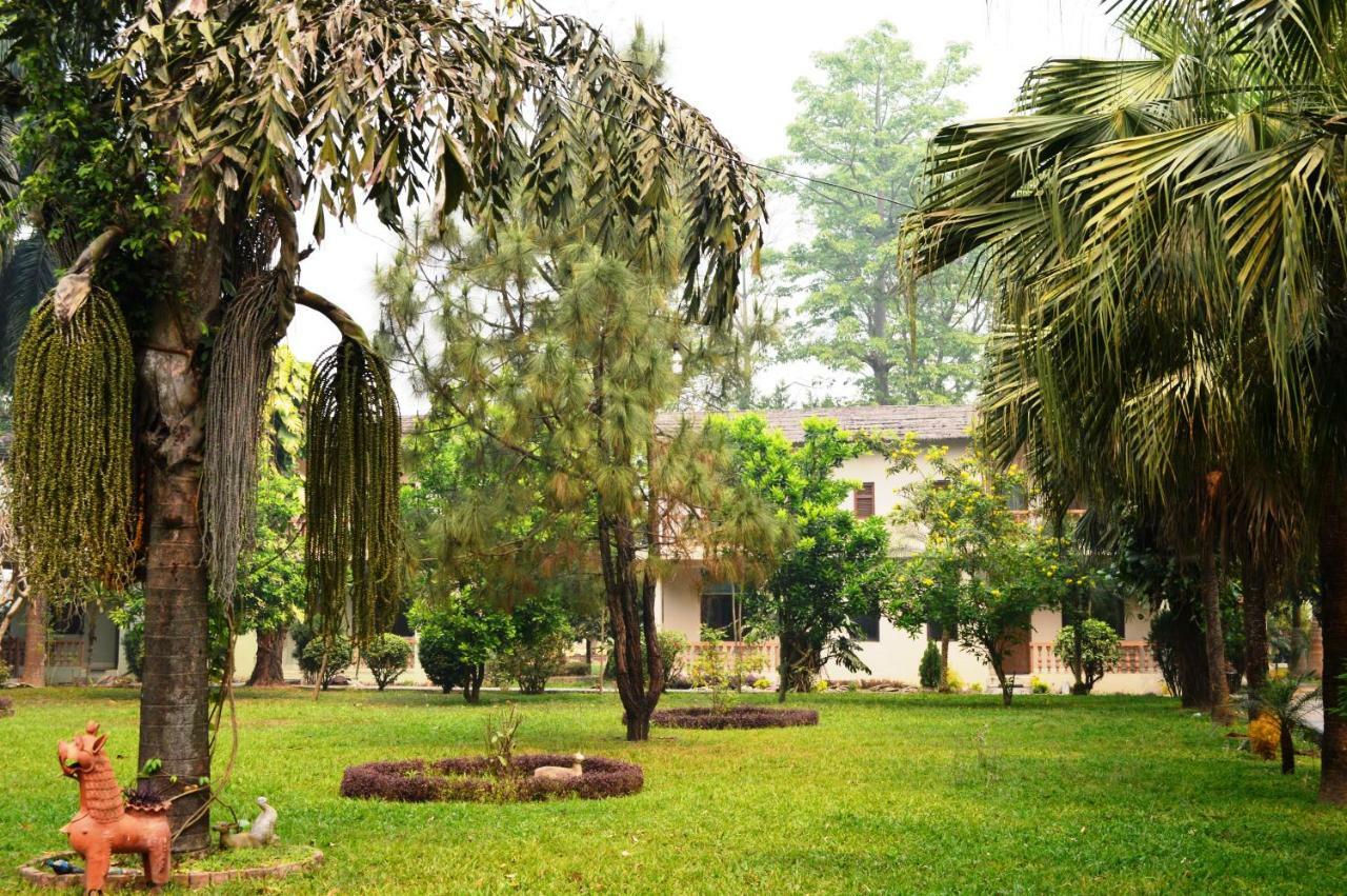 Chitwan Paradise Hotel Sauraha Εξωτερικό φωτογραφία