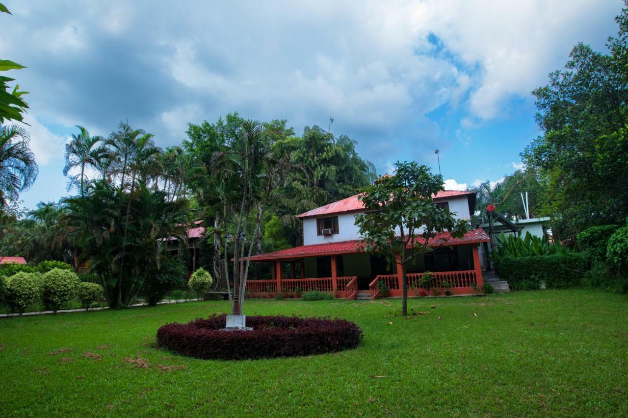Chitwan Paradise Hotel Sauraha Εξωτερικό φωτογραφία